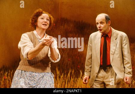Anita Reeves (Maggie), Gerard McSorley (Michael) dans LA DANSE À LUGHNASA par Brian Friel au Phoenix Theatre, Londres WC2 25/03/1991 an Abbey Theatre Dublin design de production: Joe Vanek éclairage: Trevor Dawson directeur: Patrick Mason Banque D'Images