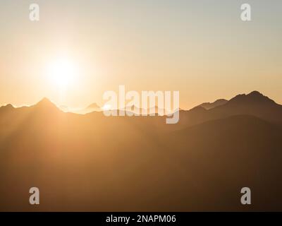 Coucher de soleil alpin montagnes silhouettes, paysage de la nature panorama vu de Mount Armstrong Brewster Hut West Coast Otago Southern Alps South Island Banque D'Images