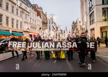 Les partisans du fondateur de WikiLeaks, Julian Assange, tiennent un 'Night Carnaval' pour exiger sa libération de prison, Londres, Angleterre, Royaume-Uni 01/02/2023 Banque D'Images