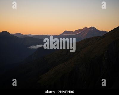 Montagne alpin coucher de soleil sur la vallée, paysage de la nature panorama vu de Mount Armstrong Brewster Hut West Coast Otago Southern Alps South Island New Zealan Banque D'Images