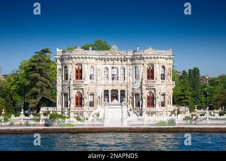 Photo du palais Kucuksu kasri à Istanbul, Turquie. Pavillon Küçüksu, pavillon Littlewater, alias Göksu Pavilion est un pavillon d'été à Istanbu Banque D'Images