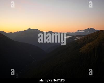 Montagne alpin coucher de soleil sur la vallée, paysage de la nature panorama vu de Mount Armstrong Brewster Hut West Coast Otago Southern Alps South Island New Zealan Banque D'Images