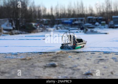 hydroglisseur en mouvement sur glace en hiver vue arrière Banque D'Images