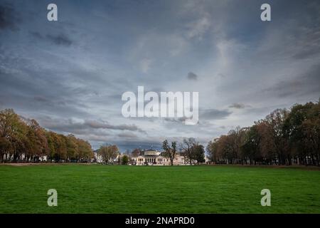 Photo de l'akademische kunstmuseum bonn dans la hofgarten de Bonn, Allemagne. Akademisches Kunstmuseum est un musée d'art situé à Bonn, en Allemagne. C'est un o Banque D'Images