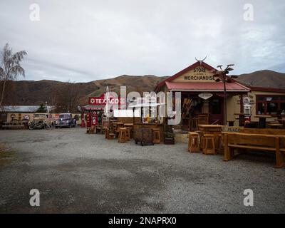 Burkes Pass, Nouvelle-Zélande - 2023 : ancien magasin historique en bord de route musée en plein air avec collection de voitures anciennes classiques dans la région de Mackenzie Canterbury Sud est Banque D'Images