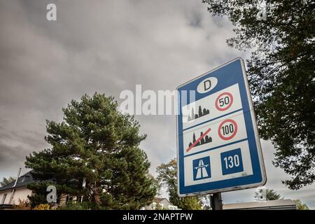 Photo d'un panneau indiquant les différentes limites de vitesse applicables par la loi en Allemagne, prises sur une route à la frontière allemande. Banque D'Images