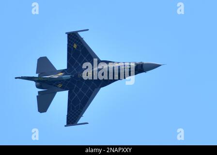 BROWARD COUNTRY, FL - MAI 09: (No sales New York Post) F-16 Viper Demo se produit au Florida Air Show 2021 sur 9 mai 2021 on the Beach dans le comté de Broward, Floride personnes: F-16 Viper Demo Banque D'Images