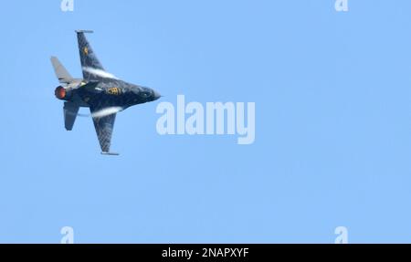 BROWARD COUNTRY, FL - MAI 09: (No sales New York Post) F-16 Viper Demo se produit au Florida Air Show 2021 sur 9 mai 2021 on the Beach dans le comté de Broward, Floride personnes: F-16 Viper Demo Banque D'Images