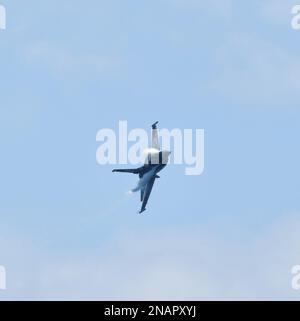 BROWARD COUNTRY, FL - MAI 09: (No sales New York Post) F-16 Viper Demo se produit au Florida Air Show 2021 sur 9 mai 2021 on the Beach dans le comté de Broward, Floride personnes: F-16 Viper Demo Banque D'Images