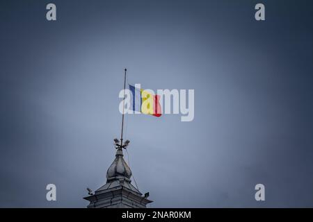 Photo d'un drapeau roumain volant dans les airs à Timisoara, la capitale de la Roumanie. Le drapeau national de la Roumanie est tricolore avec une bande verticale Banque D'Images