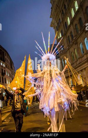 Incarnation de la Statue de la liberté avec des échelles de justice, les partisans du fondateur de WikiLeaks, Julian Assange, tiennent un « carnaval de nuit » pour exiger sa libération Banque D'Images