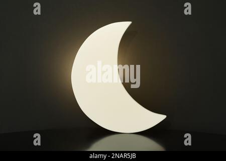 Veilleuse en forme de croissant sur fond noir Banque D'Images