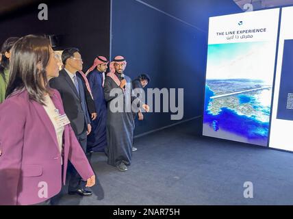 Région administrative spéciale de Hong Kong John Lee Ka-chiu et la délégation ont reçu une visite d'une exposition sur la ligne, une ville intelligente linéaire planifiée dans la partie nord-ouest du Royaume qui fonctionne entièrement sur l'énergie renouvelable sans voitures. Ce projet ambitieux comprend un projet de structure murale de 500 mètres de haut, qui vise à fournir un logement à 9 millions de personnes, pour un coût estimé à au moins 100 millions de dollars américains. 05FEB23 SCMP/Natalie Wong Banque D'Images