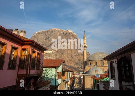 Afyonkarahisar, Turquie, 20 janvier 2023 : rue avec pouf turc traditionnel maisons dans la vieille ville d'Afyonkarahisar. Afyonkarahisar paysage urbain Afyon ca Banque D'Images