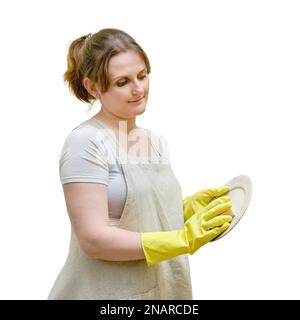Une femme lave une plaque avec une éponge dans l'évier tout en nettoyant la cuisine de la maison, isolée sur un fond blanc Banque D'Images