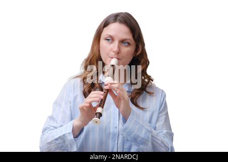 Portrait d'une musicienne adulte en vêtements bleus, isolée sur fond blanc Banque D'Images