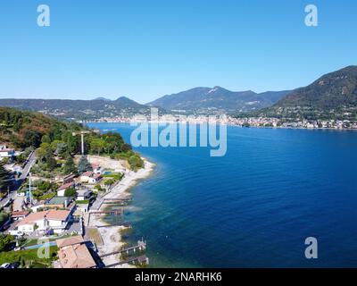 Eau bleu clair du lac de Garde autour de Portese, point de vue aérien d'un drone Banque D'Images