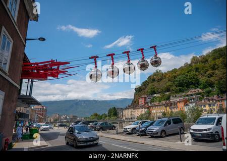 Téléphérique au-dessus de Grenoble, à proximité des Alpes dans le sud-est de la France Banque D'Images