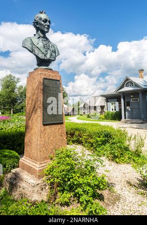 Konchansko-Suvorovskoe, Russie - 26 juillet 2022: Monument à Alexandre Suvorov au musée de la ferme de Generalissimo A. Suvorov près de Borovichi en su Banque D'Images