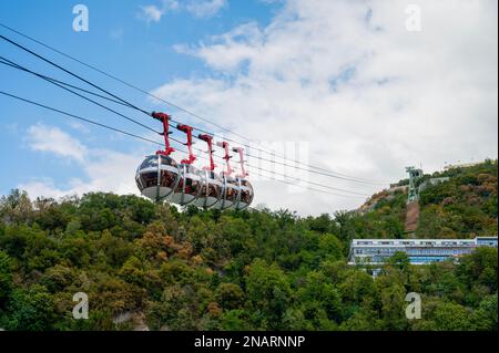 Téléphérique au-dessus de Grenoble, à proximité des Alpes dans le sud-est de la France Banque D'Images