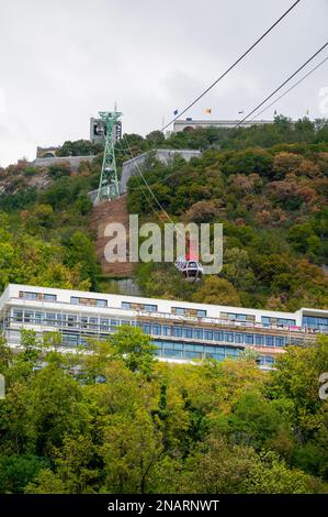 Téléphérique au-dessus de Grenoble, à proximité des Alpes dans le sud-est de la France Banque D'Images