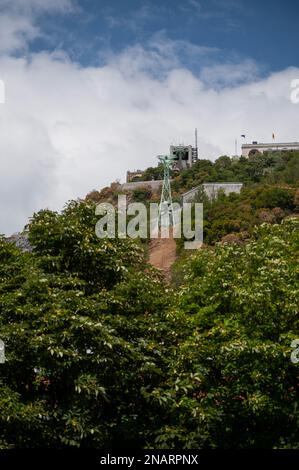 Téléphérique au-dessus de Grenoble, à proximité des Alpes dans le sud-est de la France Banque D'Images