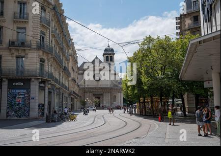 Bâtiments dans le centre de Grenoble, à proximité des Alpes du Sud-est de la France Banque D'Images