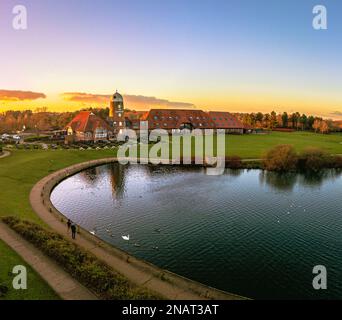 Une vue aérienne sur le lac de Caldecotte et ses environs au coucher du soleil Banque D'Images