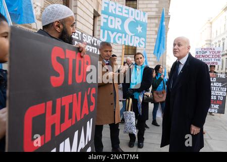 Iain Duncan Smith (à droite) se joint à une vigile qui a lieu à l'extérieur du Foreign Office à Londres pour protester contre la visite prévue au Royaume-Uni d'Erkin Tuniyaz, gouverneur de la région chinoise au centre de la persécution de la minorité Uyghur. Date de la photo: Lundi 13 février 2023. Banque D'Images