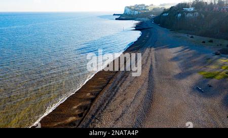 Vue aérienne le long de la plage de Kingsdown, vers Oldescaliers Bay Banque D'Images