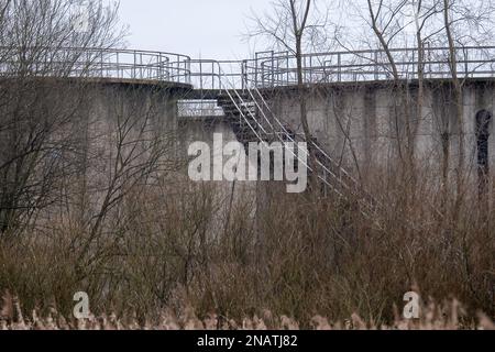 Maple Cross, Hertfordshire, Royaume-Uni. 12th février 2023. Il a été rapporté dans les inews cette semaine que HS2 Ltd, la société soutenue par le gouvernement responsable de la construction du nouveau chemin de fer à grande vitesse 2, Ont signé une entente avec Thames Water en vertu de laquelle HS2 peut envoyer des eaux usées et d'autres eaux « contaminées » aux travaux de traitement des eaux usées de Maple Lodge (en photo) à Rickmansworth, Hertfordshire, qui borde Maple Cross. L'accord permet à HS2 d'envoyer des déchets humains et de l'eau « contaminée » de leurs travaux de construction à proximité, sur le site HS2 South Portal à West Hyde, à l'usine d'épuration. Il y en a eu Banque D'Images