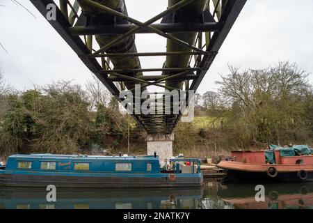 Maple Cross, Hertfordshire, Royaume-Uni. 12th février 2023. D'immenses canalisations situées au-dessus du canal de Grand Union alimentent l'usine de traitement des eaux usées. Il a été rapporté dans les inews cette semaine que HS2 Ltd, la société soutenue par le gouvernement responsable de la construction du nouveau chemin de fer à grande vitesse 2, Ont signé une entente avec Thames Water en vertu de laquelle HS2 peut envoyer des eaux usées et d'autres eaux « contaminées » aux travaux de traitement des eaux usées de Maple Lodge (en photo) à Rickmansworth, Hertfordshire, qui borde Maple Cross. L'accord permet à HS2 d'envoyer à la fois des déchets humains et de l'eau « contaminée » de leur construction à proximité Banque D'Images