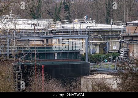 Maple Cross, Hertfordshire, Royaume-Uni. 12th février 2023. Il a été rapporté dans les inews cette semaine que HS2 Ltd, la société soutenue par le gouvernement responsable de la construction du nouveau chemin de fer à grande vitesse 2, Ont signé une entente avec Thames Water en vertu de laquelle HS2 peut envoyer des eaux usées et d'autres eaux « contaminées » aux travaux de traitement des eaux usées de Maple Lodge (en photo) à Rickmansworth, Hertfordshire, qui borde Maple Cross. L'accord permet à HS2 d'envoyer des déchets humains et de l'eau « contaminée » de leurs travaux de construction à proximité, sur le site HS2 South Portal à West Hyde, à l'usine d'épuration. Il y en a eu Banque D'Images