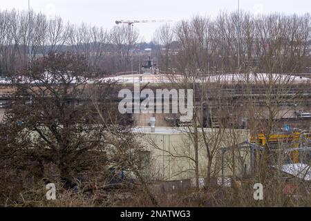 Maple Cross, Hertfordshire, Royaume-Uni. 12th février 2023. Il a été rapporté dans les inews cette semaine que HS2 Ltd, la société soutenue par le gouvernement responsable de la construction du nouveau chemin de fer à grande vitesse 2, Ont signé une entente avec Thames Water en vertu de laquelle HS2 peut envoyer des eaux usées et d'autres eaux « contaminées » aux travaux de traitement des eaux usées de Maple Lodge (en photo) à Rickmansworth, Hertfordshire, qui borde Maple Cross. L'accord permet à HS2 d'envoyer les déchets humains et l'eau « contaminée » de leurs travaux de construction à proximité sur le site du portail sud HS2 à West Hyde (à l'arrière de l'image) au plan d'assainissement Banque D'Images