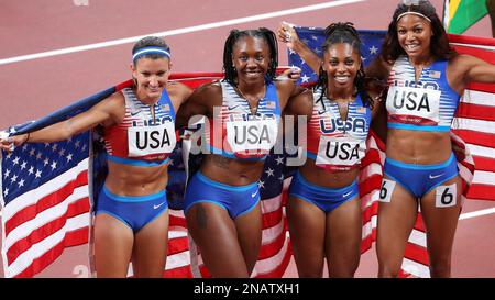 06 AOÛT 2021 - Tokyo, Japon : Jenna Prandini et l'équipe des États-Unis célèbrent la victoire de la médaille d'argent dans la finale de relais 4 x 100m des femmes d'athlétisme à Banque D'Images