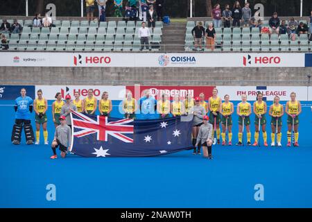 Sydney, Australie. 13th févr. 2023. Équipe nationale de hockey féminin d'Australie au début du deuxième match contre la Chine dans le cadre du match de la Ligue Pro de la Fédération internationale de hockey qui s'est tenu au centre de hockey du parc olympique de Sydney. Crédit : SOPA Images Limited/Alamy Live News Banque D'Images