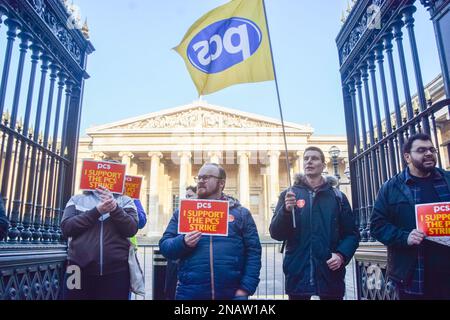 Londres, Royaume-Uni. 13th février 2023. PCS (public and commercial Services Union) piquet à l'extérieur du British Museum, alors que le personnel va en grève sur la paie. Banque D'Images