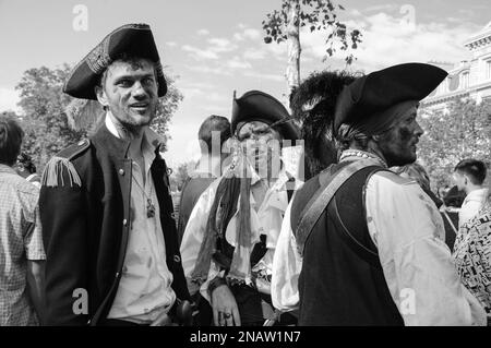 PARIS, FRANCE - 3 OCTOBRE 2015 : jeunes déguisés de pirates zombies participant au défilé de Zombie sur la place de la République. Noir blanc Banque D'Images