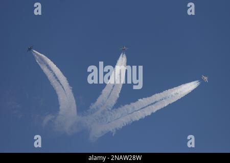 Bengaluru, Karnataka, Inde. 13th févr. 2023. Les avions de chasse MKI de la Force aérienne indienne Sukhoi su-30 se sont produits lors de la cérémonie d'inauguration de l'Aero India 2023 à la station de la Force aérienne de Yelahanka à Bengaluru, en Inde. La station aérienne de Yelahanka accueille Aero India-2023. L événement devrait mettre en lumière les progrès réalisés par l Inde en matière de compétences en aérospatiale et en défense. (Credit image: © Sri Loganathan/ZUMA Press Wire) USAGE ÉDITORIAL SEULEMENT! Non destiné À un usage commercial ! Banque D'Images