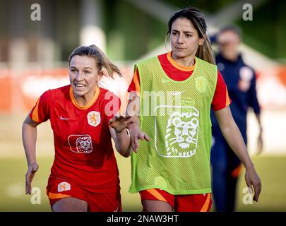 AMSTERDAM - Jackie Groenen et Danielle van de Donk pendant une session d'entraînement pour les joueurs de football néerlandais à l'approche de deux matchs d'exposition en préparation de la coupe du monde l'été prochain en Australie et en Nouvelle-Zélande. ANP KOEN VAN WEEL Banque D'Images