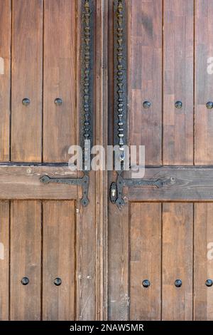 Ancienne porte en bois classique, marron, avec poignée en fer. Textures et arrière-plan de la porte. Photo de haute qualité Banque D'Images