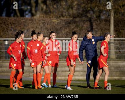 AMSTERDAM - Sherida Spitse, Merel van Dongen, Tiny Hoekstra, Jackie Groenen, Romee Leuchter, Lieke Martens, entraîneur national Andries Jonker et Katja Snoeijs lors d'une session d'entraînement pour les joueurs de football néerlandais à l'approche de deux jeux d'exposition en préparation de la coupe du monde en Australie l'été prochain et en Nouvelle-Zélande. ANP KOEN VAN WEEL Banque D'Images