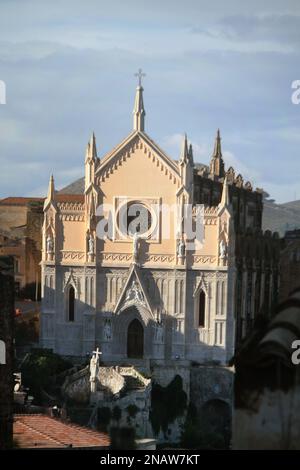Gaeta, Italie. Vue sur la rue Église François d'Assise avec la statue de la religion au centre de l'escalier divisé. Banque D'Images