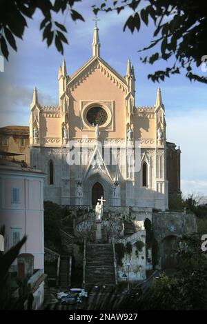 Gaeta, Italie. Vue sur la rue Église François d'Assise avec la statue de la religion au centre de l'escalier divisé. Banque D'Images