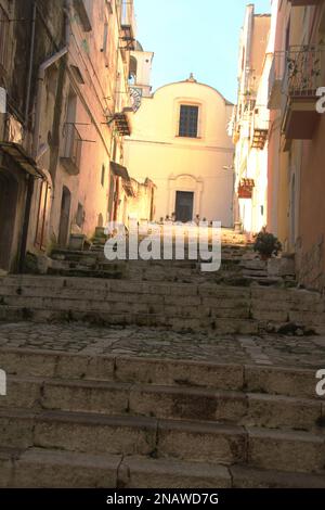 Gaeta, Italie. Vue extérieure de l'église Santa Maria de Porto Salvo et des escaliers qui y mènent. Banque D'Images