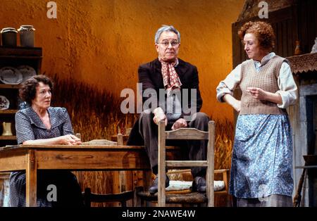 l-r: Rosaleen Linehan (Kate), Alec McCowen (Jack), Anita Reeves (Maggie) dans LA DANSE À LUGHNASA par Brian Friel au Phoenix Theatre, Londres WC2 25/03/1991 an Abbey Theatre Dublin conception de la production: Joe Vanek éclairage: Trevor Dawson directeur: Patrick Mason Banque D'Images