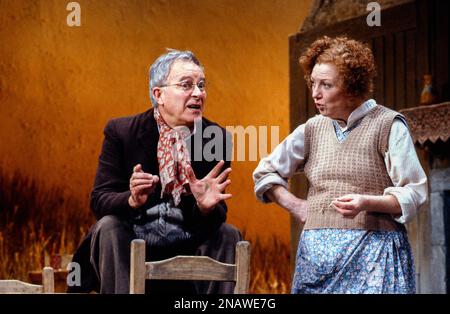 Alec McCowen (Jack), Anita Reeves (Maggie) dans LA DANSE À LUGHNASA par Brian Friel au Phoenix Theatre, Londres WC2 25/03/1991 un Abbey Theatre Dublin conception de production: Joe Vanek éclairage: Trevor Dawson directeur: Patrick Mason Banque D'Images