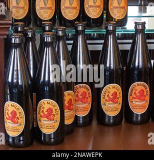 Bouteilles millésimes de la brasserie Banks doux Ale & Guinness bières et bières Banque D'Images