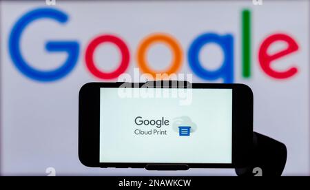 Inde. 13th févr. 2023. Dans cette illustration, le logo de Google Cloud Print s'affiche sur l'écran d'un téléphone mobile avec un logo Google en arrière-plan. (Photo par Irrees Abbas/SOPA Images/Sipa USA) crédit: SIPA USA/Alay Live News Banque D'Images