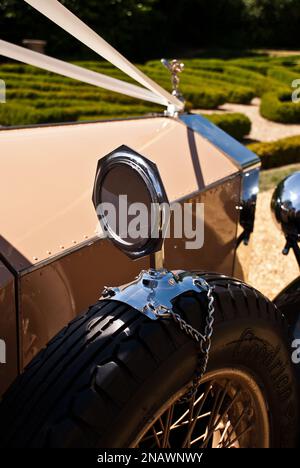 Inscription UU 4834 Rolls Royce utilisé comme voiture de mariage. La mascotte emblématique Rolls-Royce, l'esprit de l'Ecstasy, a été universellement reconnue et admirée. Banque D'Images